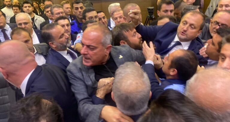 bursada-meclis-toplantisinda-gerginlik-cikti-hakaretler-havada-ucustu-rldl8bzi.jpg