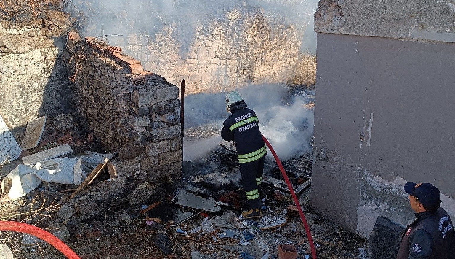 erzurumdaki komurluk yangini korkuttu TM4KHLU3