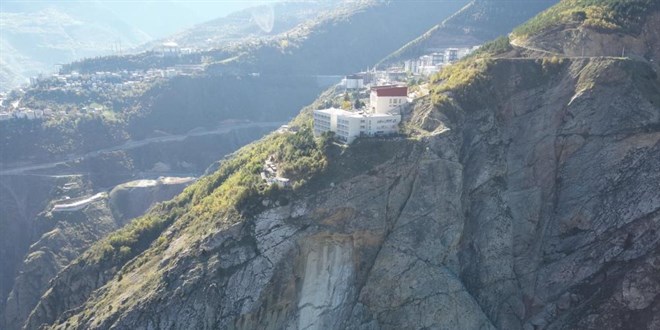 artvinde kaya kopmasi panige neden oldu iki lise tahliye edildi xat16iCa.jpg