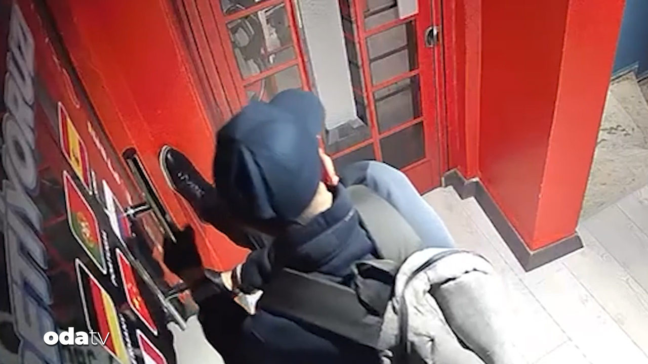 dil kursundaki inanilmaz hirsizlik kamerada JcpUc2jr.jpg