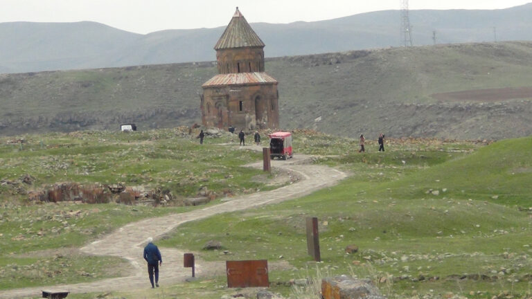 40-kapili-sehir-kapilarini-dunyaya-acti-ipek-yolunun-kayip-kenti-qtRxdILF