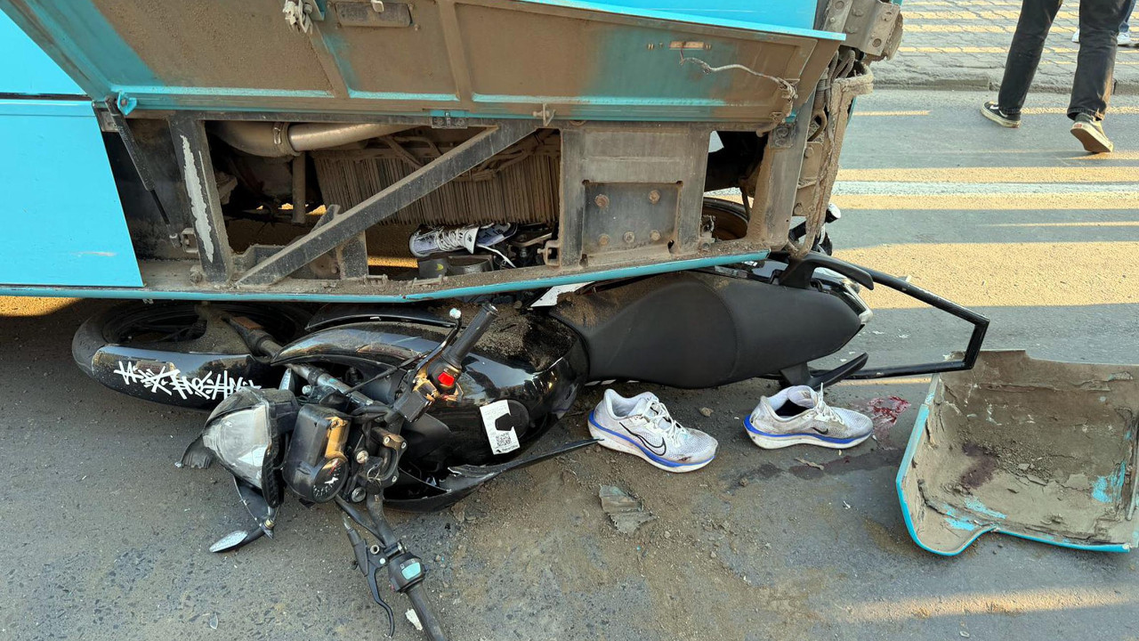 Çorlu’da Yolcu Otobüsüne Çarpan Motosiklet Devrildi, İki Kişi Yaralandı