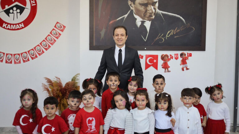 kaymakam-engin-tok-23-nisan-programinda-cocuklarla-bulustu-CWrOe4gc
