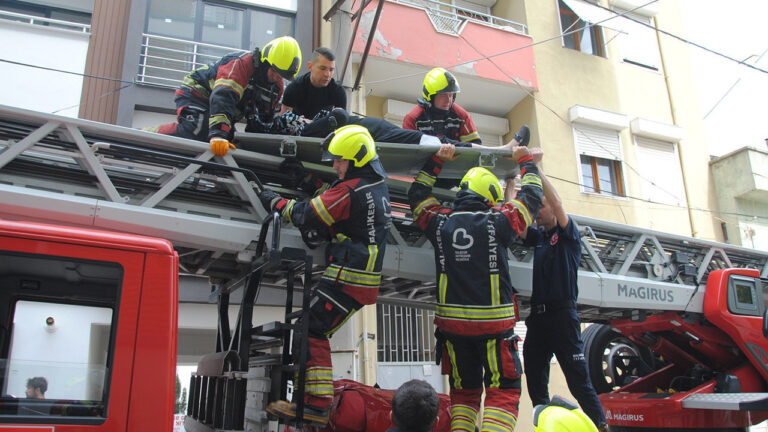 balikesirde-sarj-kabusu-apartmanda-alev-alan-motosiklet-binayi-dumana-bogdu-Pdm9KCrw